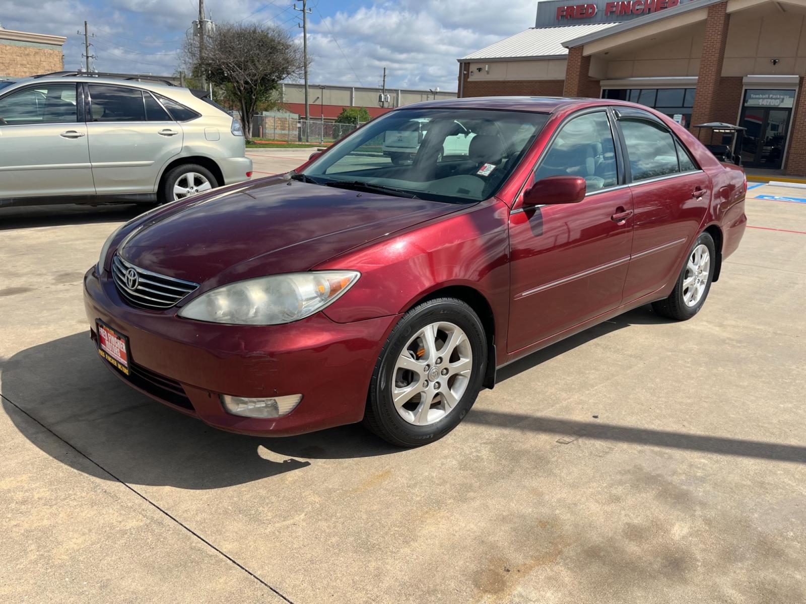 2006 red /TAN Toyota Camry LE V6 (4T1BF30KX6U) with an 3.0L V6 DOHC 24V engine, 5-Speed Automatic Overdrive transmission, located at 14700 Tomball Parkway 249, Houston, TX, 77086, (281) 444-2200, 29.928619, -95.504074 - Photo #2